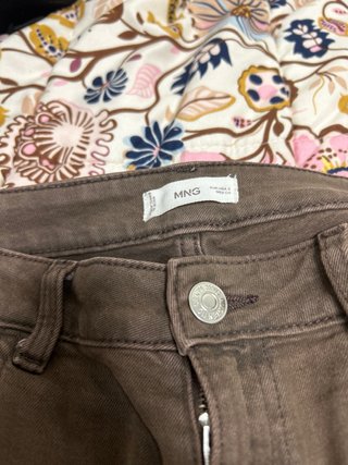 Pantalones marrones con tachuelas