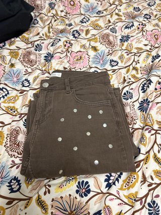 Pantalones marrones con tachuelas