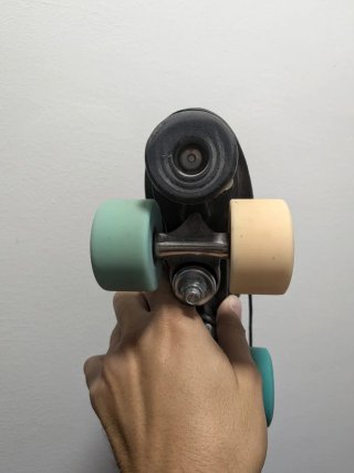Patines de cuatro ruedas negros