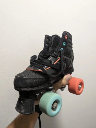 Patines de cuatro ruedas negros
