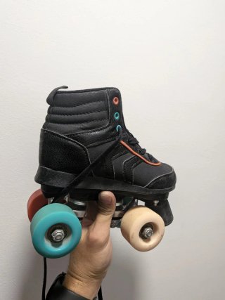 Patines de cuatro ruedas negros