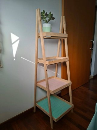 Estantería de madera escalonada