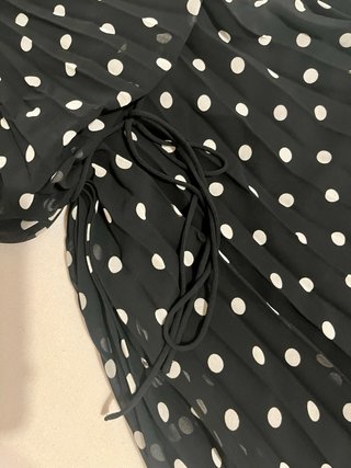 Vestido negro plisado halter lunares
