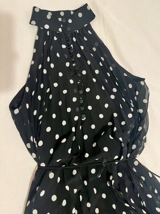 Vestido negro plisado halter lunares