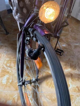 Bicicleta La Strada Morada. Rueda tracera pinchada