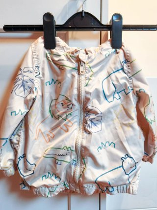 Cazadora ligera beige con estampado de animales.