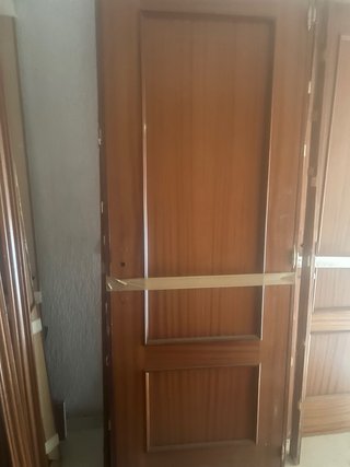 Puertas de madera con cercos y molduras
