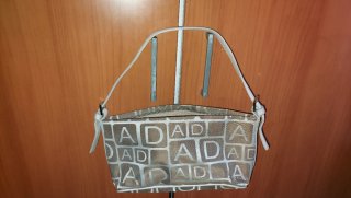 Bolso de mano beige con estampado