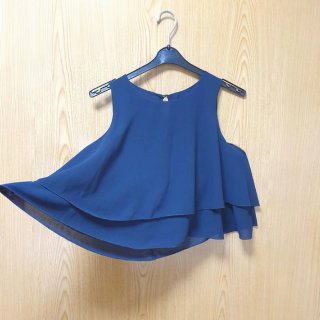 Top azul marino con volantes