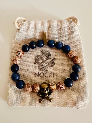 Pulsera Nockt de piedras azules con calavera
