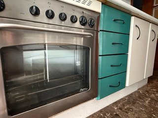 Cocina mas horno y campana extractora.