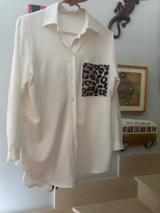 Camisa Blanca con Bolsillo Estampado M