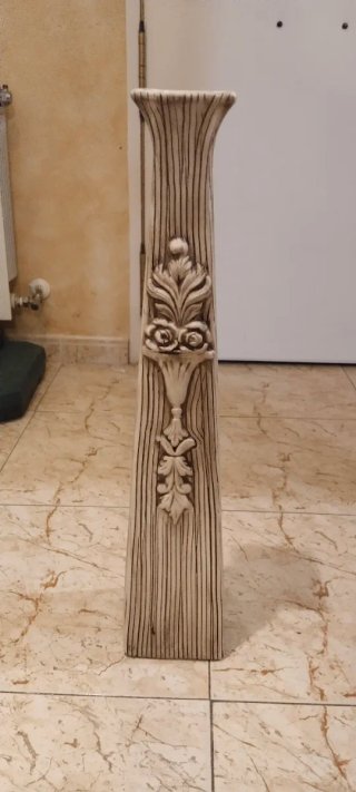 Jarrón de cerámica beige y marrón