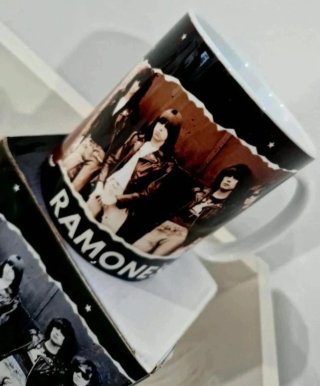 Caneca Ramones