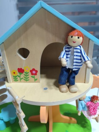 Casa del Árbol de Madera con Muñecos