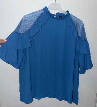 Blusa azul con volantes y transparencias