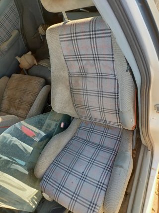 Asientos tipo Recaro con tapicería de cuadros
