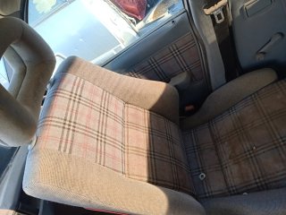 Asientos tipo Recaro con tapicería de cuadros