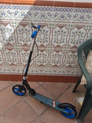 Patinete infantil azul y negro