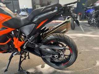 KTM Adventure Moto Negra y Gris