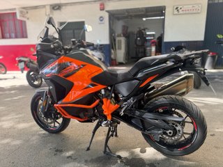 KTM Adventure Moto Negra y Gris