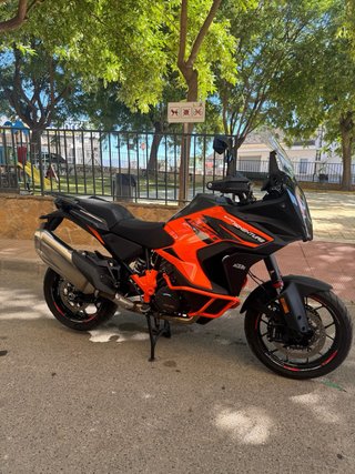 KTM Adventure Moto Negra y Gris