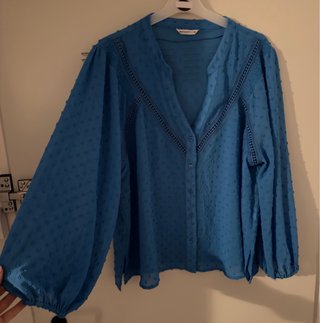 Blusa azul con botones y manga larga
