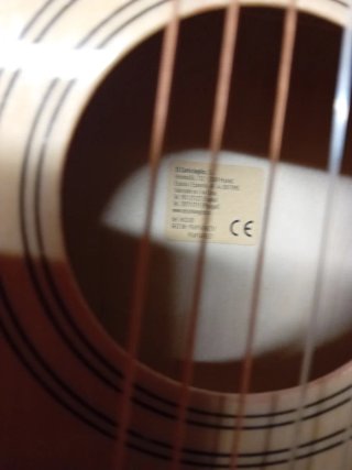 Guitarra Acústica con Clavijero Rojo