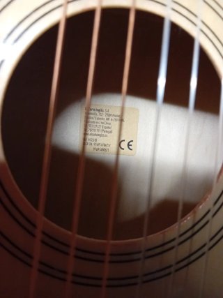Guitarra Acústica con Clavijero Rojo