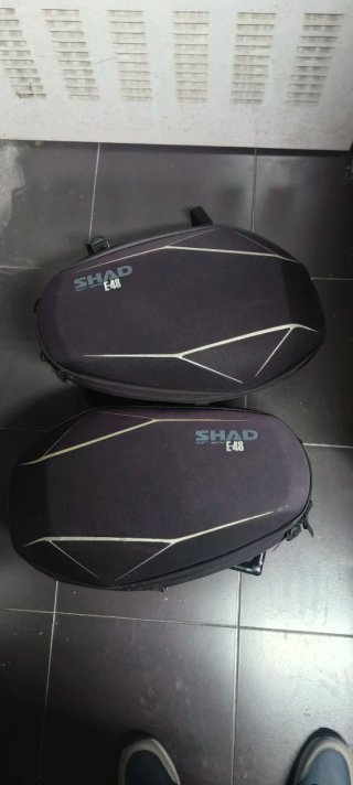 Maletas laterales SHAD E48 Moto NO ES NEGOCIABLE