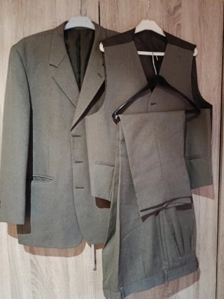Traje de tres piezas gris
