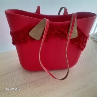 Bolso rojo con encaje