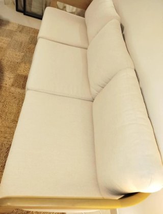 Sofá de tela y madera beige