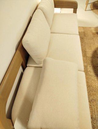 Sofá de tela y madera beige