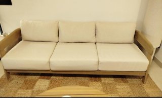 Sofá de tela y madera beige