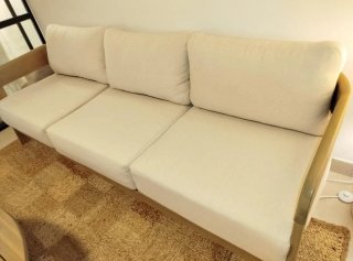 Sofá de tela y madera beige