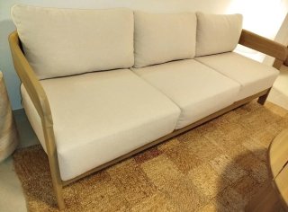 Sofá de tela y madera beige