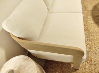 Sofá de tela y madera beige