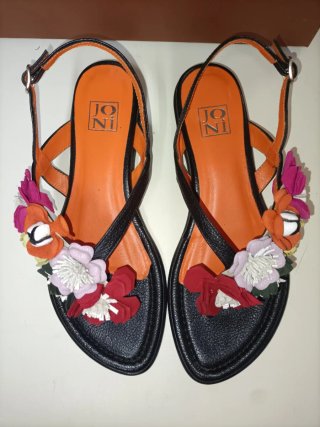 Sandalias Joni 38 Flores Negras Naranja