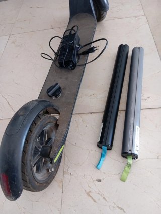 Patinete eléctrico con cargador y baterías
