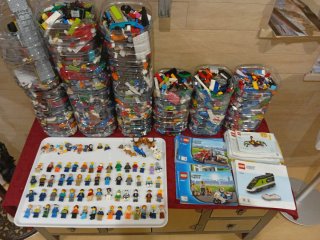 Gran Lote de Piezas LEGO y Minifiguras