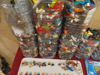 Gran Lote de Piezas LEGO y Minifiguras