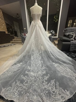 Vestido de novia con cola y pedrería