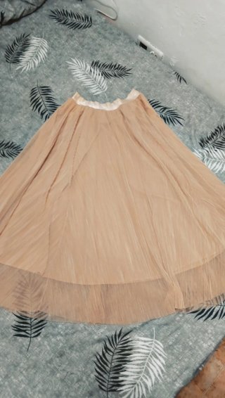 falda midi en tono nude