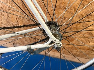 Fixie contra pedal blanca