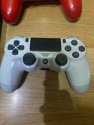 PS4 Slim con 2 mandos (rojo y blanco)