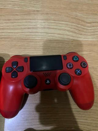 PS4 Slim con 2 mandos (rojo y blanco)