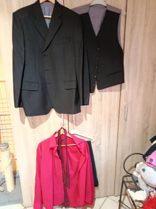 Traje 3 piezas negro y camisa rosa