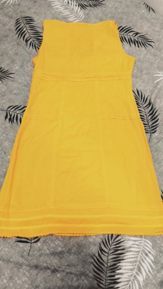 Vestido amarillo con cremallera invisible
