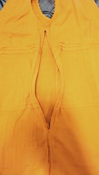 Vestido amarillo con cremallera invisible